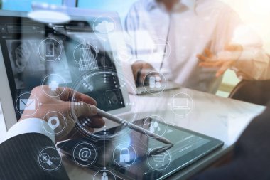 Akıllı telefon, mobil ödeme onli kullanarak tasarımcı iş adamı ele