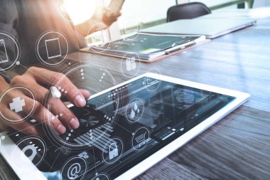 Akıllı telefon, mobil ödeme onli kullanarak tasarımcı iş adamı ele