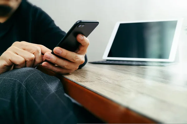 Hombre de negocios mano usando el teléfono inteligente, pagos móviles en línea shoppi — Foto de Stock