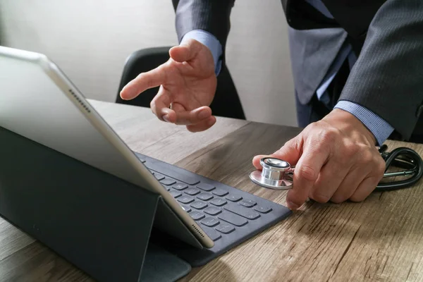 Mão médico inteligente trabalhando com telefone inteligente, mesa digital — Fotografia de Stock