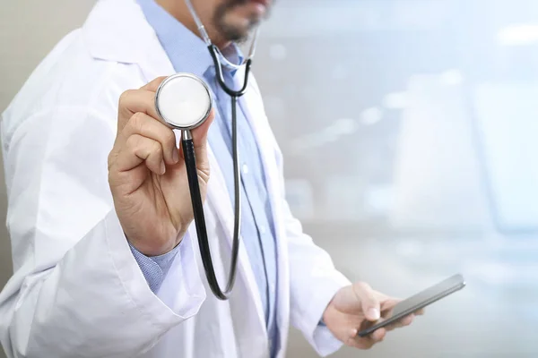 Concepto de tecnología médica. Mano de doctor trabajando con smar moderno — Foto de Stock