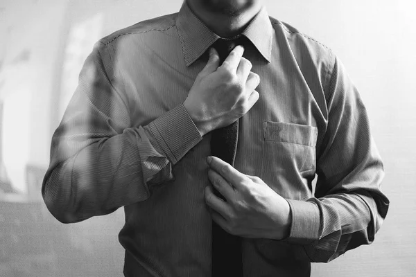 Empresario ajustando corbata, vista frontal, sin cabeza. Concepto de workin —  Fotos de Stock