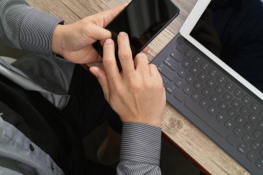 akıllı telefon, mobil ödeme o kullanarak iş adamı el Üstten Görünüm