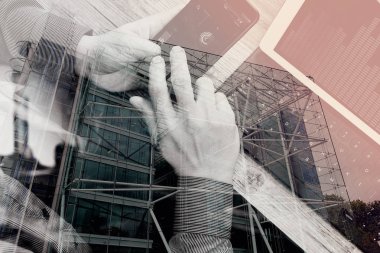 adam el ile dijital tabl VoIP kulaklık kullanarak çift pozlama