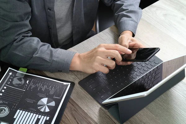 Vista superior de la mano del hombre de negocios utilizando el teléfono inteligente, pagos móviles o — Foto de Stock