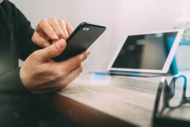 akıllı telefon, mobil ödeme online shoppi kullanarak iş adamı ele
