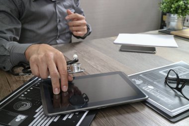 Doktor olan dijital tablet bilgisayar akıllı telefon ile çalışma 