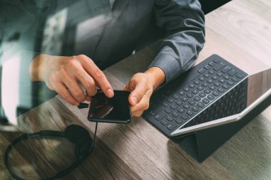 adam el ile dijital tablet comp VoIP kulaklık kullanarak Üstten Görünüm
