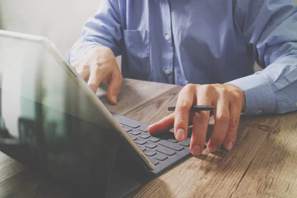 Erfolg Geschäftsmann Hand mit Stift, digitale Tablet-Docking — Stockfoto