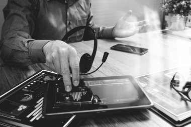Dijital tablet bilgisayar ile VoIP kulaklık kullanarak iş adamı ele