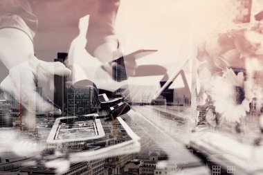 VoIP mezartaşı ile dijital tablet bilgisayar yerleştirme keyb kullanan adam