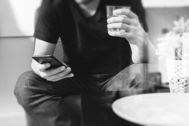 Akıllı fon için mobil kullanarak su tasarımcı adam eliyle