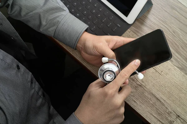 Draufsicht auf die Hand des Arztes bei der Arbeit mit dem Smartphone, digital — Stockfoto