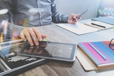 Akıllı telefon ve çalışma bilgisayar digita tutarak Web sitesi tasarımcısı