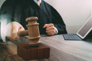 Adalet ve hukuk kavramı. G çarpıcı bir mahkemede erkek yargıç