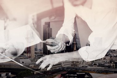 hipster el dijital kullanarak çift pozlama tablet yerleştirme anahtar