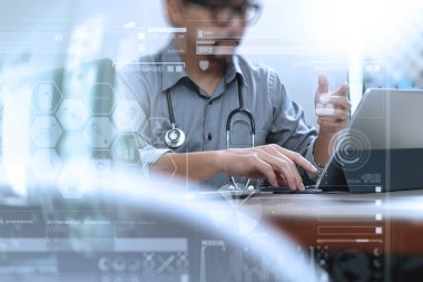 Akıllı tıp doktoru el akıllı telefon, dijital tablo ile çalışma