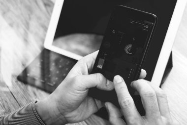 Mobil ödeme online alışveriş, omni chan kullanarak el ile yakın çekim
