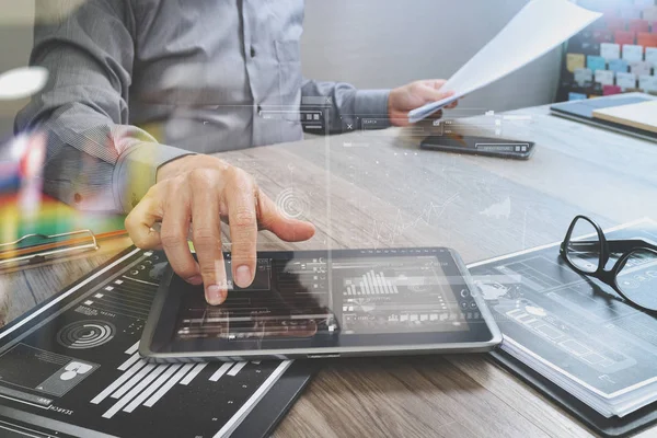 Affärsman som arbetar med digital tablet PC och smartphone — Stockfoto