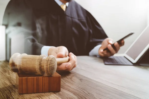 Justicia y el concepto de la ley.Juez masculino en una sala de audiencias con el martillo — Foto de Stock