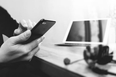 Dijital tablet bilgisayar yerleştirme ile VoIP kulaklık kullanarak adam ele