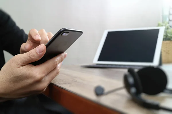 Рука людини використовує гарнітуру VOIP з цифровим планшетним комп'ютером докін — стокове фото