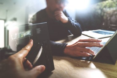 Başlangıç programlama takım. Web sitesi tasarımcısı dijital tablo çalışma