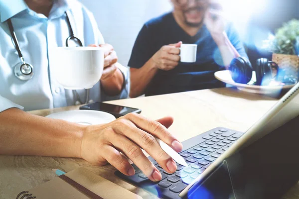 Equipo médico tomando café break.using tableta digital doc — Foto de Stock