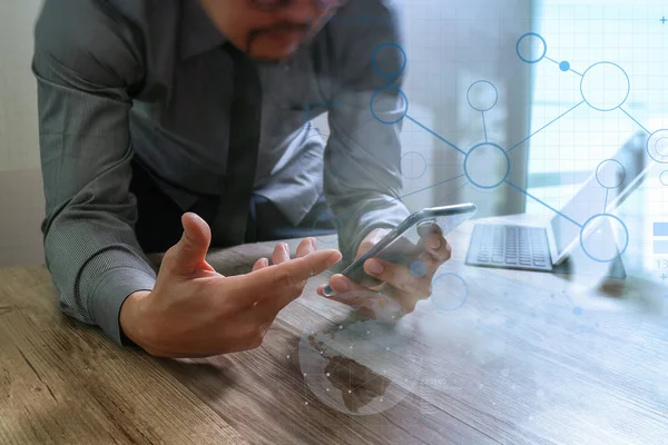 Hombre de negocios usando teléfono inteligente y tableta digital del muelle del teclado. W —  Fotos de Stock