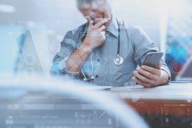 Akıllı tıp doktoru el akıllı telefon, dijital tablo ile çalışma