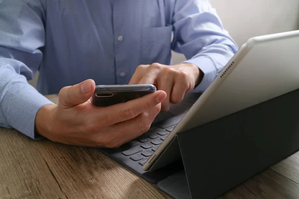 Framgång affärsman använder smart telefon, digital tablett dockning sma — Stockfoto