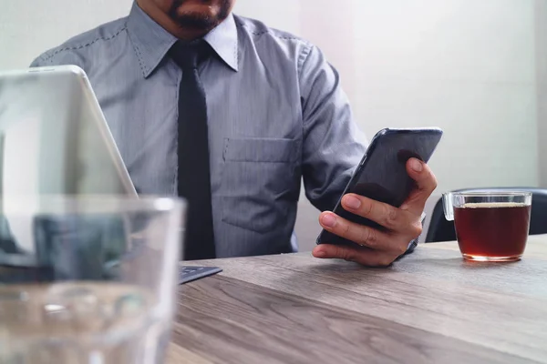 Éxito hombre de negocios mano usando el teléfono inteligente, acoplamiento de tableta digital — Foto de Stock