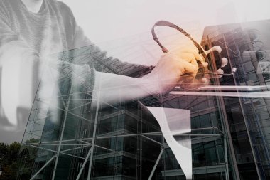 VoIP mezartaşı ile dijital tablet bilgisayar yerleştirme zeki kullanan adam
