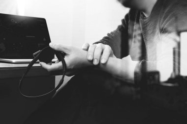 VoIP mezartaşı ile dijital tablet bilgisayar yerleştirme zeki kullanan adam