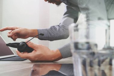 VoIP mezartaşı ile dijital tablet bilgisayar yerleştirme zeki kullanan adam