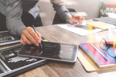 Akıllı telefon ve çalışma bilgisayar digita tutarak Web sitesi tasarımcısı