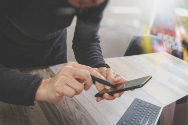 Mobil ödeme online alışveriş, omni chan kullanarak iş adamı ele