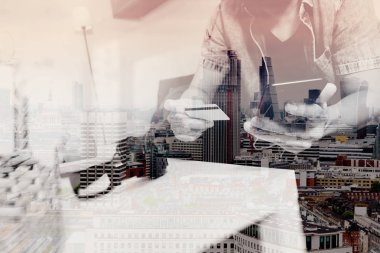 on line alışveriş bir kanepede oturan genç adam çift pozlama 