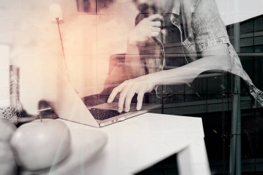 hipster el laptop sık ödemeleri kullanarak çift pozlama