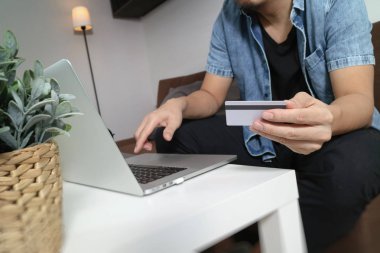 hipster el laptop sık, cradit kart ödemeleri o tutan kullanarak