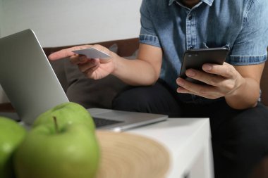 akıllı telefon ve cradit tutarak laptop sık kullanılarak hipster el