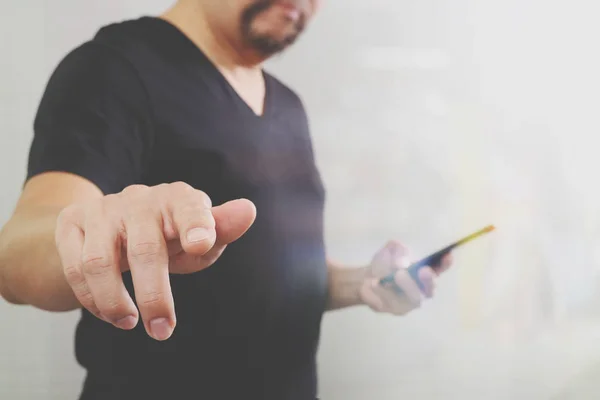 Üzletember kéz egy képzeletbeli gomb, szúró telefon tartó — Stock Fotó