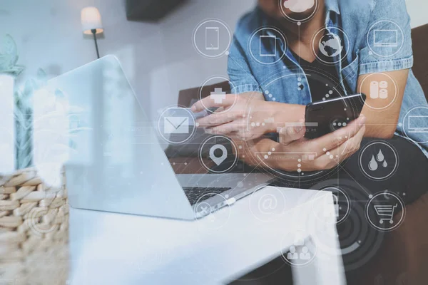 Mão hipster usando telefone inteligente e laptop compter, segurando cradit — Fotografia de Stock