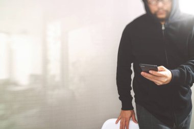 hippi erkek cep telefonu ödemeleri online s kullanarak bir başlık elinde