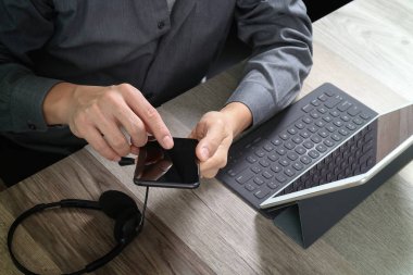 adam el ile dijital tablet comp VoIP kulaklık kullanarak Üstten Görünüm
