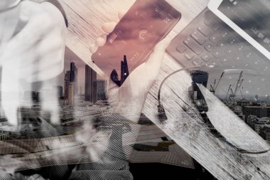 adam el ile dijital tabl VoIP kulaklık kullanarak çift pozlama