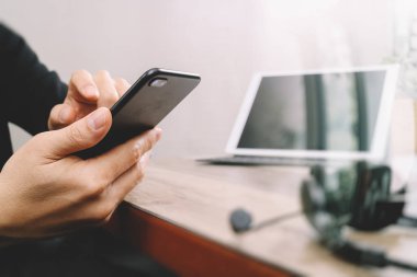 Dijital tablet bilgisayar yerleştirme ile VoIP kulaklık kullanarak adam ele