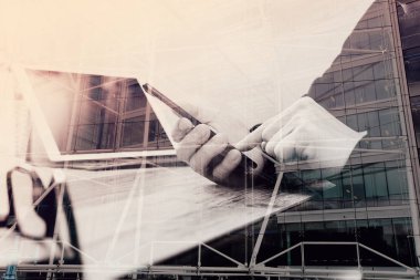 adam el ile dijital tabl VoIP kulaklık kullanarak çift pozlama