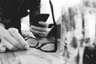 işadamı el ile akıllı telefon, mobil paymen kullanarak gözlük