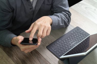 akıllı telefon, mobil ödeme o kullanarak iş adamı el Üstten Görünüm